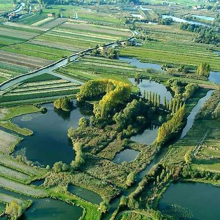 Дом отдыха Gite Marais Atypique Clairmarais